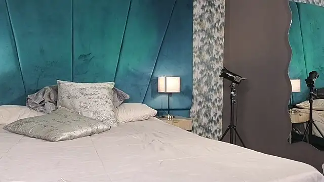julimonroe  online show from July 15, 2026, 3:24 am