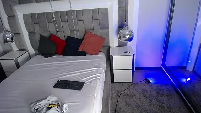 LucasThomson  online show from June 14, 2026, 4:03 am