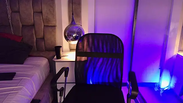 LucasThomson  online show from June 24, 2026, 4:00 am