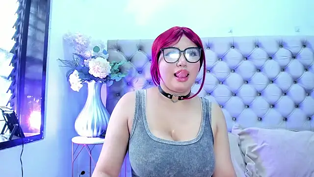 Snapshot of NaomiWhite_ chatting on July 8, 2026, 9:37 pm NaomiWhite online show from July 8, 2026, 9:37 pm