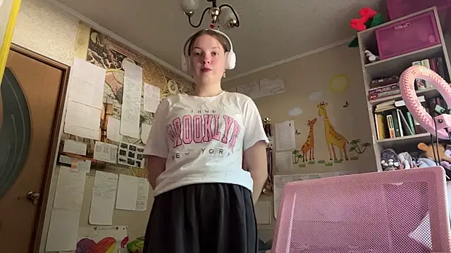Snapshot of Aileyn chatting on June 7, 2026, 8:19 am Aileyn online show from June 7, 2026, 8:19 am