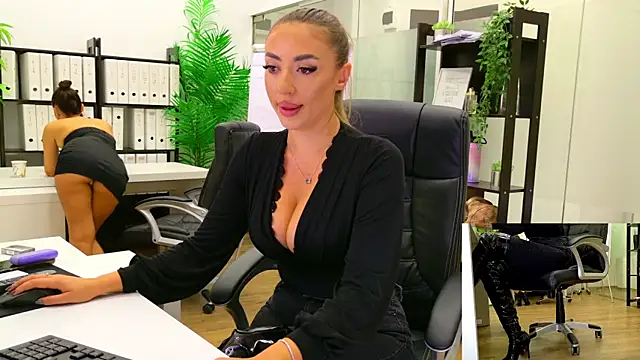 Snapshot of BabesGoWild chatting on September 12, 2025, 4:45 am BabesGoWild online show from September 12, 2025, 4:45 am