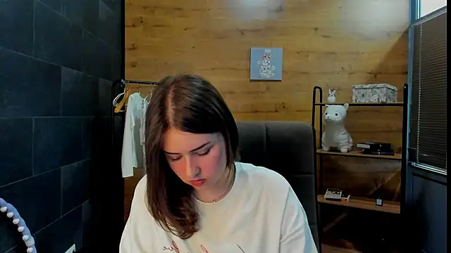 PaulineeJones online show from June 9, 2026, 9:10 am