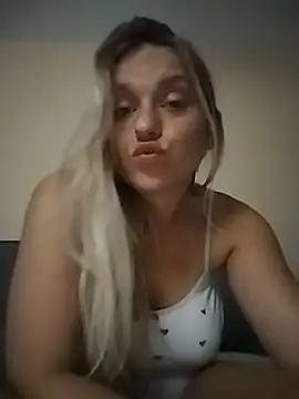 Snapshot of NinaHola chatting on June 10, 2026, 10:44 pm NinaHola online show from June 10, 2026, 10:44 pm