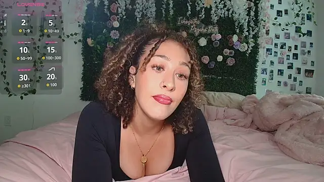 Snapshot of LyraCovee chatting on June 17, 2026, 12:32 am LyraCovee online show from June 17, 2026, 12:32 am