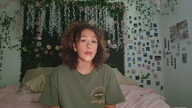 Snapshot of LyraCovee chatting on July 24, 2026, 12:17 am LyraCovee online show from July 24, 2026, 12:17 am
