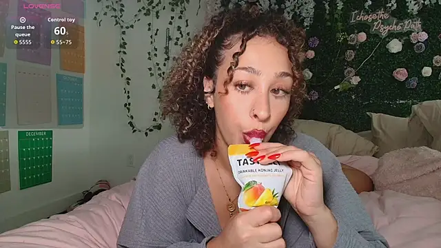 Snapshot of LyraCovee chatting on June 18, 2026, 12:31 am LyraCovee online show from June 18, 2026, 12:31 am