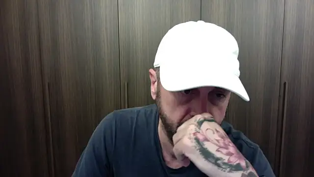 Topinkiss online show from June 8, 2026, 5:57 pm