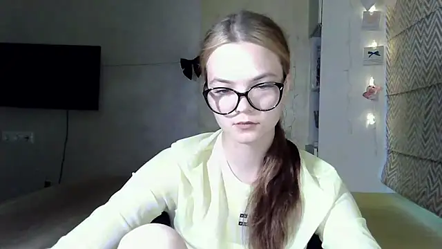 Snapshot of AvrilGillig chatting on June 23, 2026, 4:16 pm AvrilGillig online show from June 23, 2026, 4:16 pm