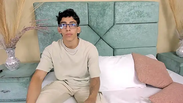JuliaanRoss online show from June 14, 2026, 7:59 pm