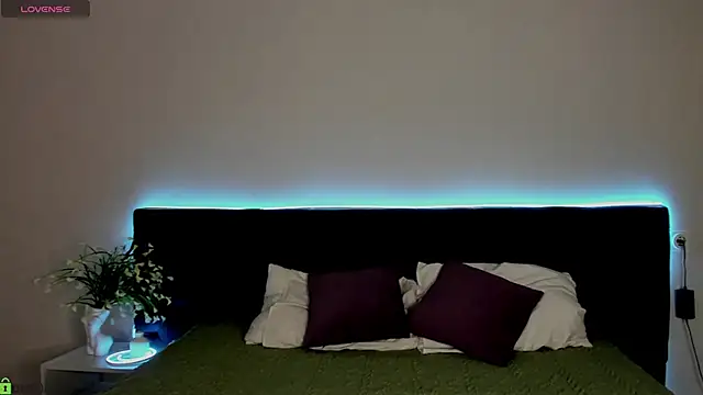 Velvet Kisss online show from June 13, 2026, 1:25 am