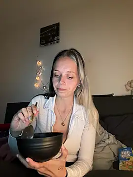 LillyWannaPlay online show from June 12, 2026, 7:55 pm