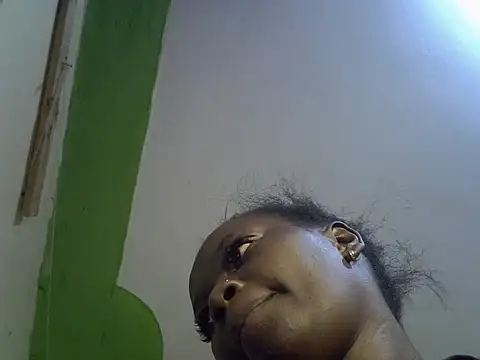 Snapshot of Laurachocolate chatting on June 15, 2026, 1:50 am Laurachocolate online show from June 15, 2026, 1:50 am