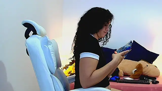 Isabella Sophia19 online show from July 7, 2026, 1:47 pm