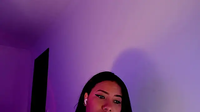 NicolePasqualott online show from May 25, 2026, 6:17 pm
