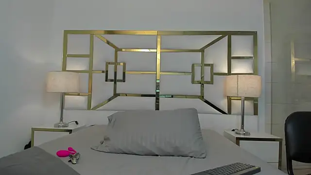 VivieneLuxe online show from August 8, 2026, 3:46 am
