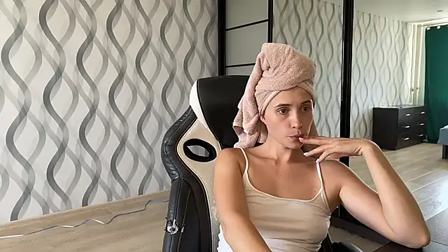 Snapshot of Miss_Luna_meow chatting on July 7, 2026, 8:40 am Miss Luna meow online show from July 7, 2026, 8:40 am