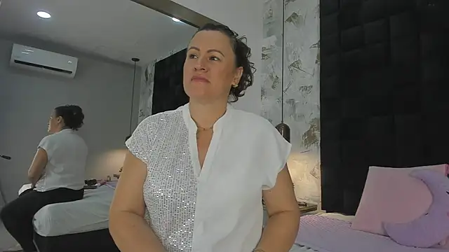 CharlotteG  online show from July 4, 2026, 1:04 pm