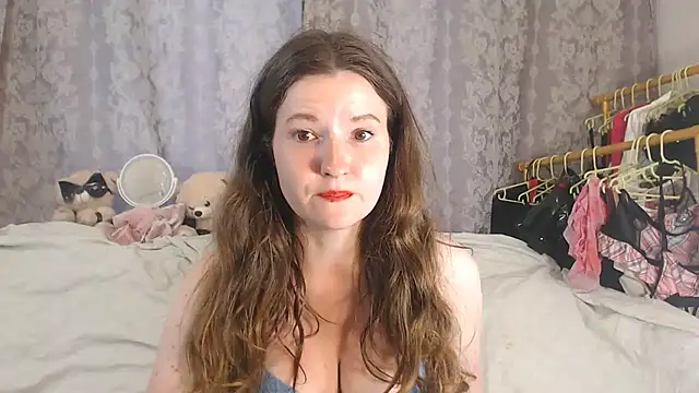 ChloeBrooklyn online show from June 24, 2026, 2:04 pm