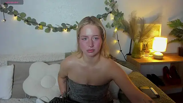 LallyBunnyy online show from June 20, 2026, 1:27 pm