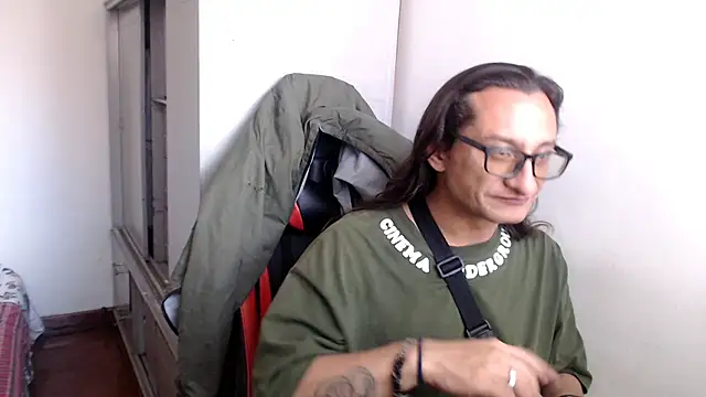 Snapshot of Latintemptation26 chatting on June 21, 2026, 9:31 pm Latintemptation26 online show from June 21, 2026, 9:31 pm