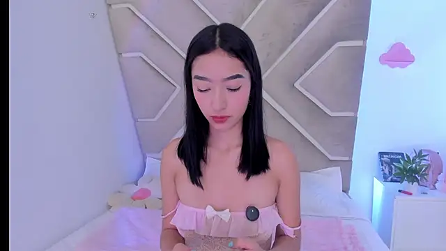 annelisee  online show from June 26, 2026, 11:10 pm