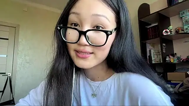 QueenOfCute online show from July 6, 2026, 4:19 am