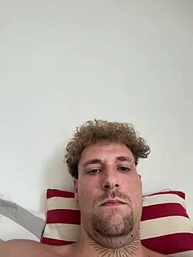 Snapshot of youngplayboymmm chatting on July 6, 2026, 11:39 am youngplayboymmm online show from July 6, 2026, 11:39 am