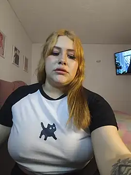 Snapshot of Kit_Cat chatting on July 15, 2026, 3:02 am Kit Cat online show from July 15, 2026, 3:02 am