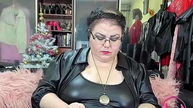 Snapshot of KaryQueen chatting on January 2, 2025, 10:44 pm KaryQueen online show from January 2, 2025, 10:44 pm
