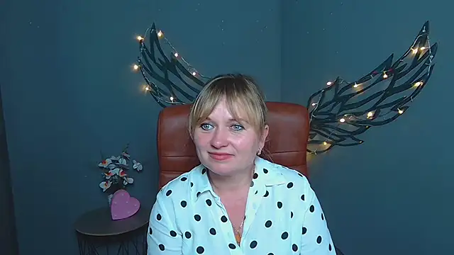 KiraSmiling online show from July 13, 2026, 3:22 pm