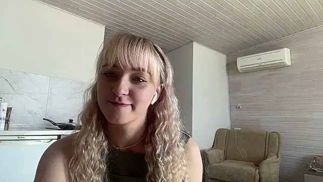 Snapshot of LilEvi chatting on July 16, 2026, 6:32 am LilEvi online show from July 16, 2026, 6:32 am