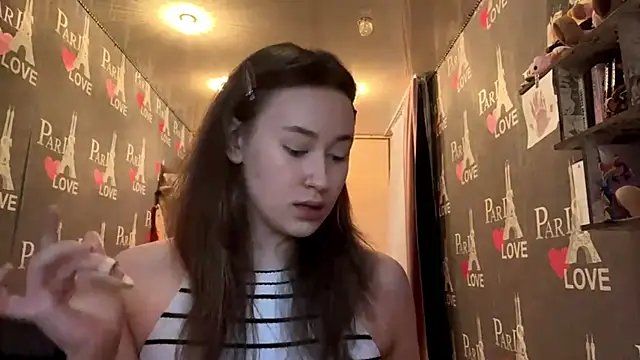 Snapshot of AlexisShivers chatting on July 19, 2026, 4:37 pm AlexisShivers online show from July 19, 2026, 4:37 pm