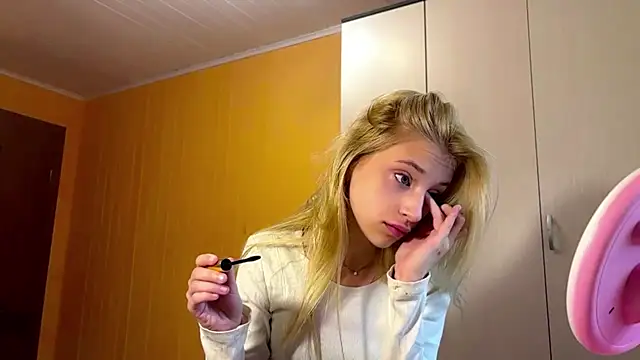 Snapshot of FiveFootBlonde chatting on July 24, 2026, 4:14 pm FiveFootBlonde online show from July 24, 2026, 4:14 pm