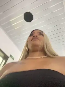 Snapshot of riri_brunnete chatting on April 1, 2026, 4:03 am riri brunnete online show from April 1, 2026, 4:03 am