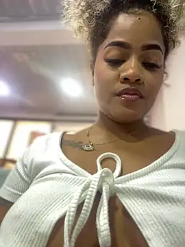 Snapshot of riri_brunnete chatting on March 22, 2025, 9:34 am riri brunnete online show from March 22, 2025, 9:34 am