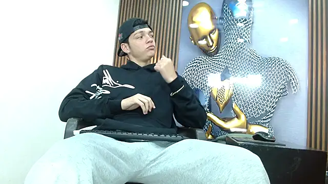 Snapshot of AlejoBussnek chatting on July 28, 2026, 12:12 pm AlejoBussnek online show from July 28, 2026, 12:12 pm