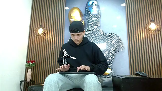 Snapshot of AlejoBussnek chatting on July 28, 2026, 2:24 pm AlejoBussnek online show from July 28, 2026, 2:24 pm