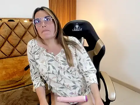 MiaAmadorVS online show from August 5, 2026, 5:51 pm