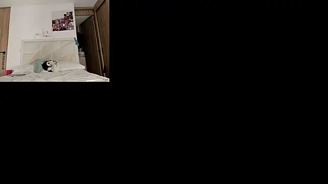AliceSinclair999 online show from August 5, 2026, 11:54 pm