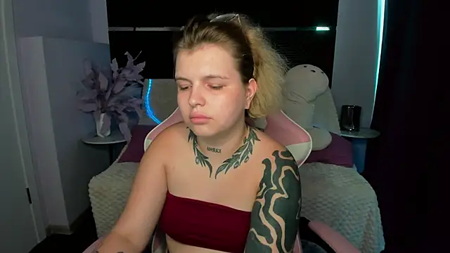 Eva Starfire  online show from August 3, 2026, 9:04 am