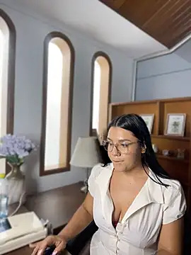 Kendra Revers online show from August 3, 2026, 8:37 pm