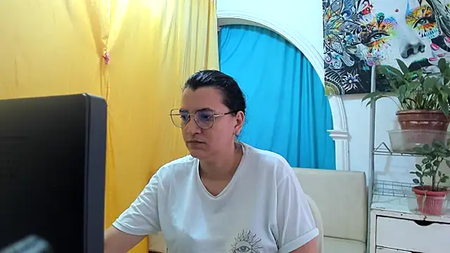 MARILYN GARCIA online show from July 13, 2026, 1:43 pm