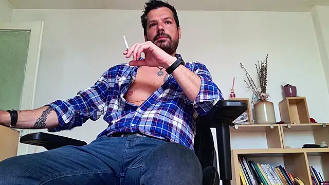 Snapshot of ChrisKox chatting on May 4, 2026, 7:11 am ChrisKox online show from May 4, 2026, 7:11 am