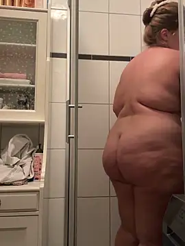 BootyLola online show from November 9, 2025, 7:56 am