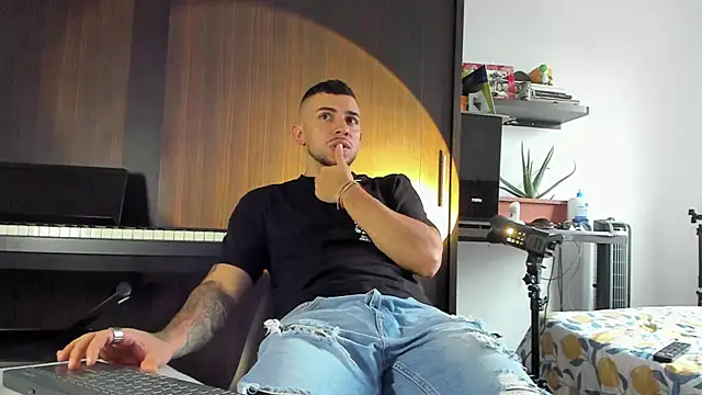 Snapshot of logan_smith chatting on April 5, 2026, 9:32 pm logan smith online show from April 5, 2026, 9:32 pm