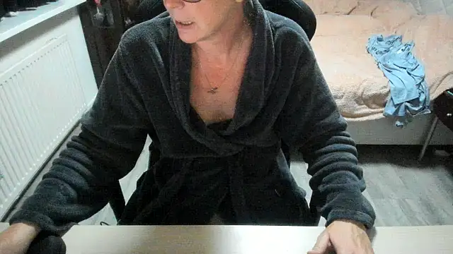 Snapshot of minoesje37 chatting on November 3, 2025, 8:34 pm minoesje37 online show from November 3, 2025, 8:34 pm