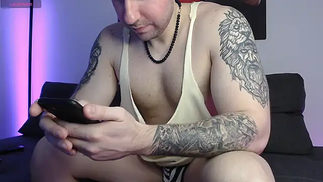 Snapshot of Lucky_Ly chatting on February 15, 2025, 8:11 am Lucky Ly online show from February 15, 2025, 8:11 am