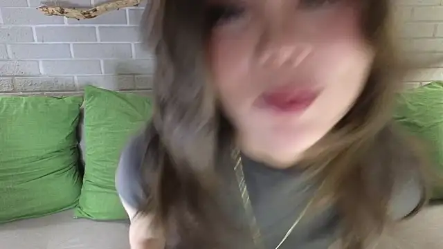 JuliaBeng online show from May 16, 2026, 3:33 pm
