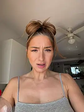 Snapshot of StracciaStella- chatting on April 16, 2026, 3:24 pm StracciaStella- online show from April 16, 2026, 3:24 pm